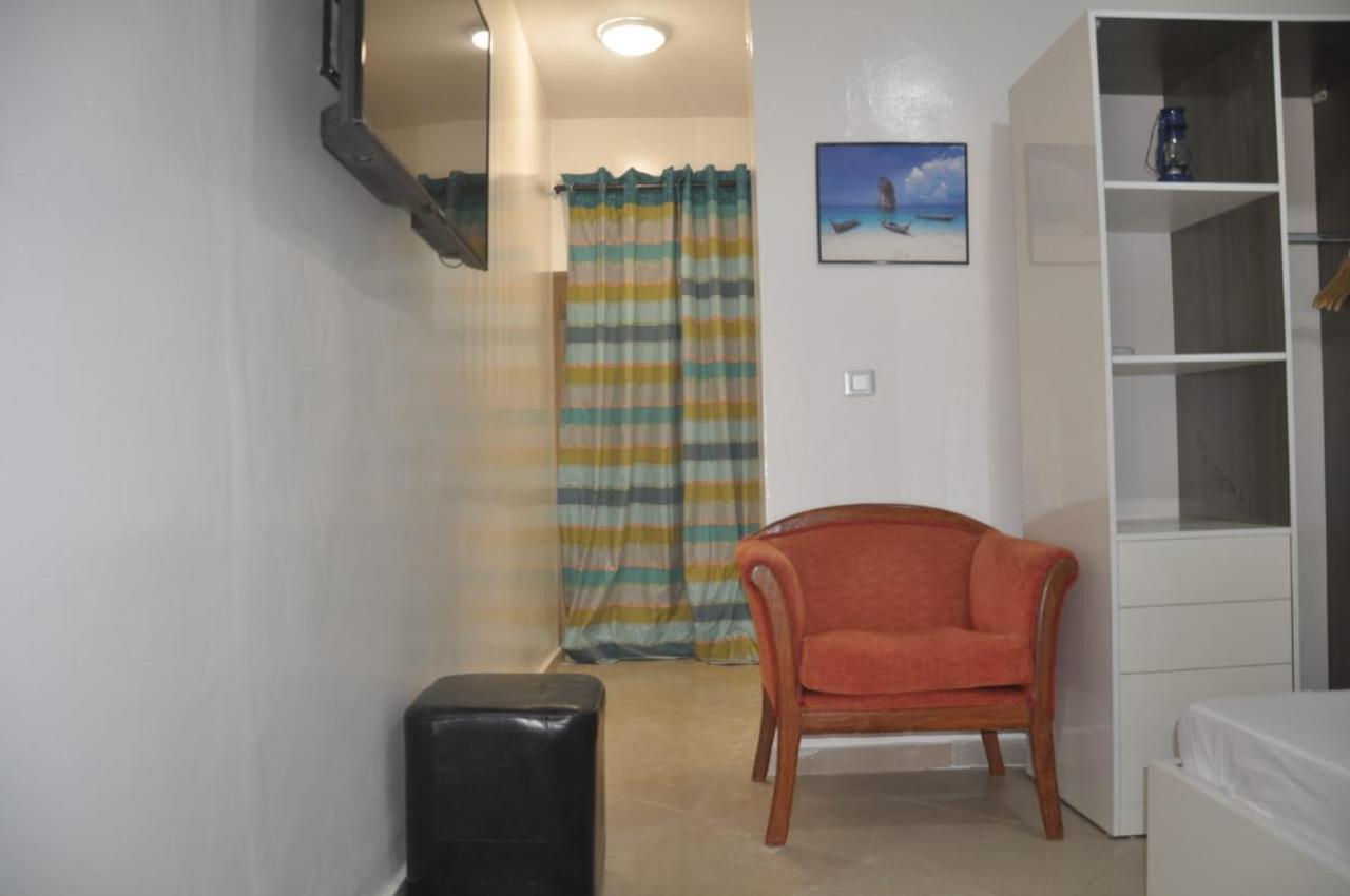 " Le Nid Douillet ", Un Fabuleux Studio, Calme, Cosy Et Bien Climatise Au Centre De Saly Extérieur photo